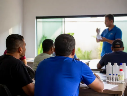 Treinamento e formação profissional no setor de piscinas