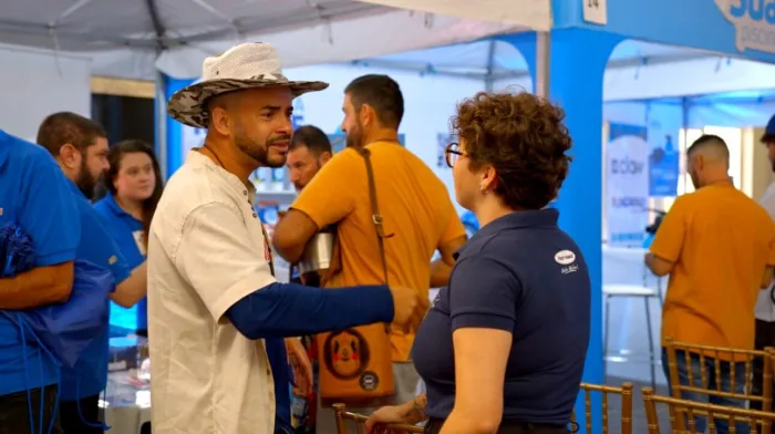 Networking entre profissionais no estande do evento