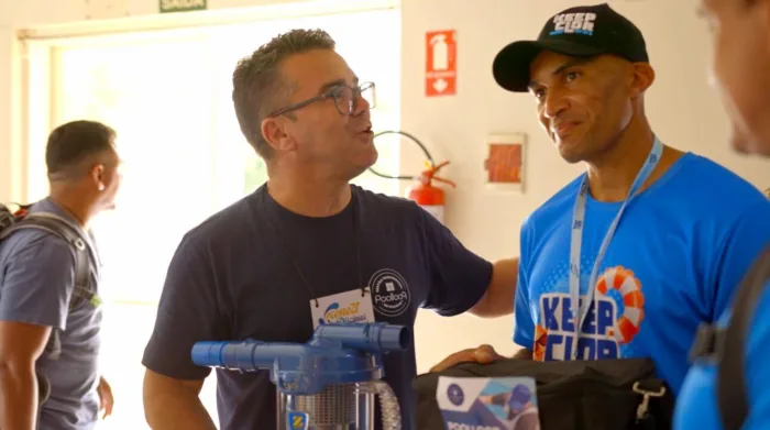 Profissionais conversando durante o evento