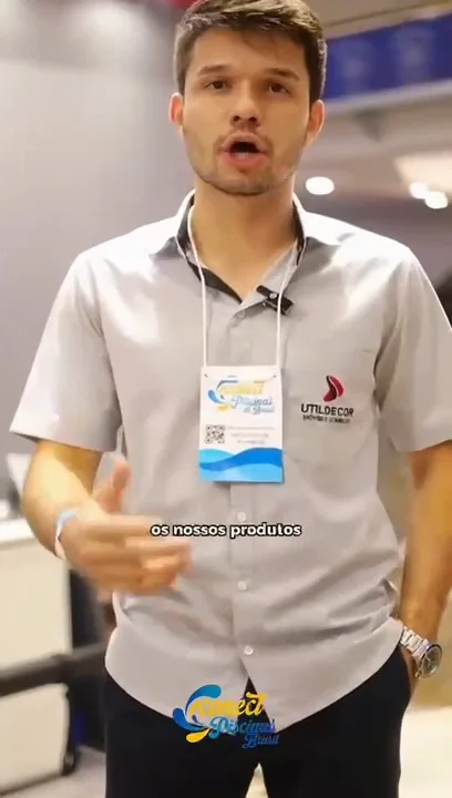 Expositor apresentando produtos no estande durante o Conect Piscinas Brasil