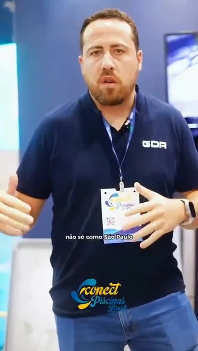 Profissional falando no estande durante o Conect Piscinas Brasil